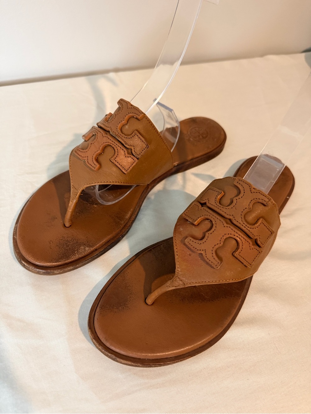 Tory Burch Women’s Cognac Leather Thong Sandals - Picture 9 of 11